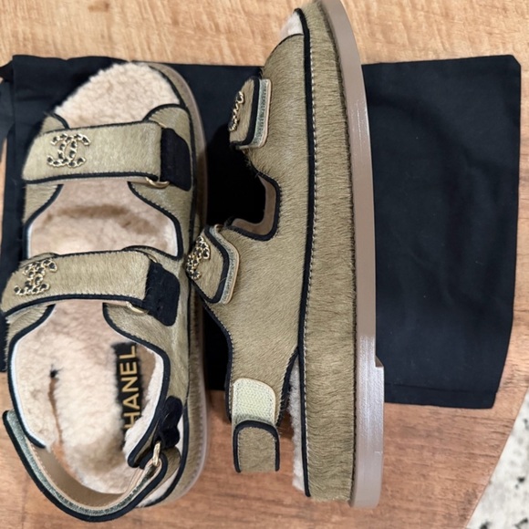 New Chanel Calf Hair Suede Shearling Dad Sandals Size 38 Beige - Picture 3 of 9